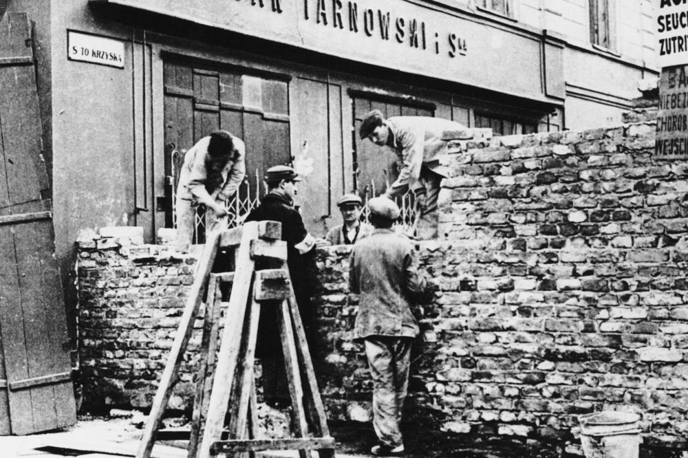 Warschau 1940: Errichtung der Ghetto-Mauer in der Świętokrzyska-Straße.