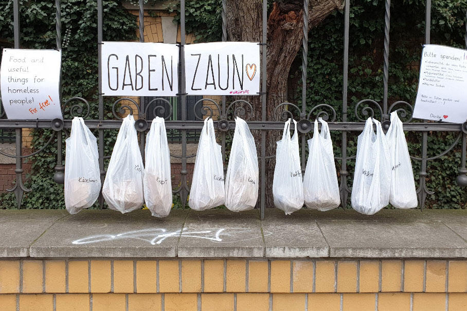 New forms of solidarity: Bags of food were attached to donation fences during the lockdown.