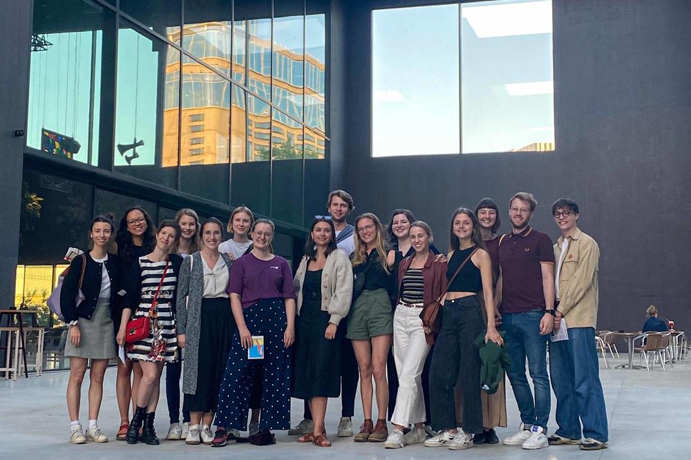 Sciences Po trifft Otto-Suhr-Institut: Studierende des deutschfranzösischen Doppelmasters verbringen ihr erstes Studienjahr in Paris und das zweite an der Freien Universität. Das Foto zeigt die Gruppe bei einer Exkursion nach Straßburg im Mai 2022.