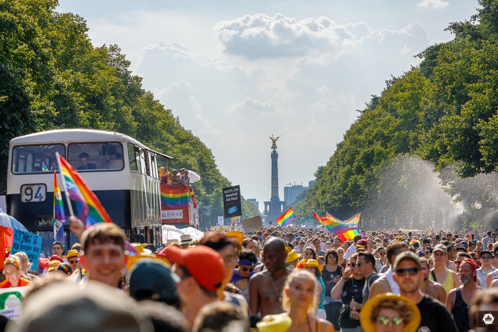 Jedes Jahr fordern Menschen weltweit mehr LGBTQ+ Rechte beim Christopher Street Day. Die Paraden erinnern an den Stonewall-Aufstand 1969 in der Christopher Street, New York.
