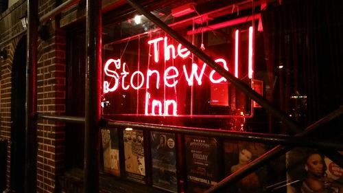 Die New Yorker Bar "Stonewall Inn" in der Christopher Street ist heute zum Erinnerungsort der LGBTQ+ Bewegung geworden.