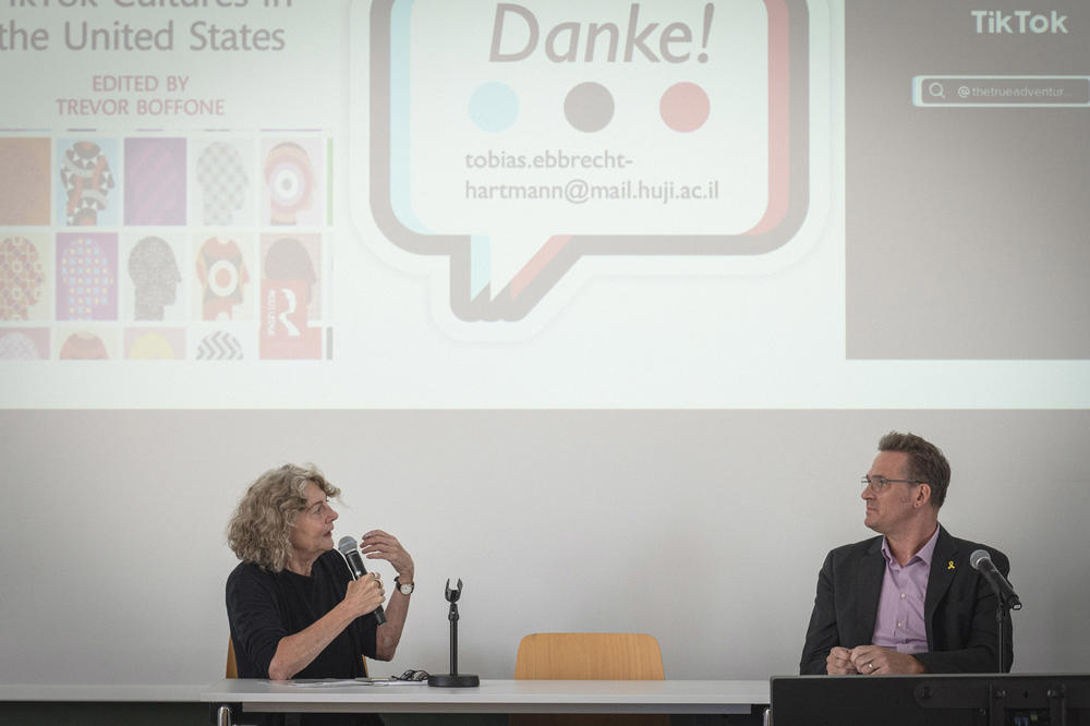 Tobias Ebbrecht-Hartmann und Barbara Pfetsch diskutierend auf dem Podium