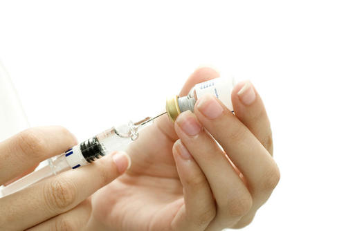 Eine Spritze reicht: Der Impfstoff schützt gleichzeitig vor der saisonalen Grippe und einer Infizierung mit dem H1N1-Virus.