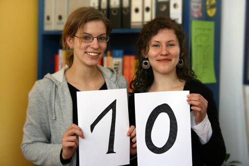 Antje Salmann (links) und Nadin Kroll (rechts) machen in der Bibliothek der Freien Universität Berlin eine Ausbildung zur Fachangestellten für Medien- und Informationsdienste.