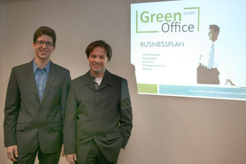 Beim Businessplan-Wettbewerb der Informatiker gewannen Christoph Sackl (links) und Hannes Restel mit ihrem Projekt "Green Office" den ersten Preis