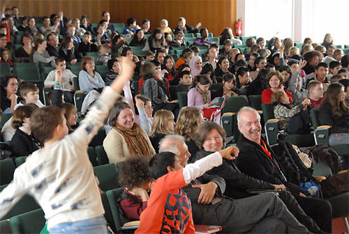 Schülerinnen und Schüler während der Vorlesung "Was macht eigentlich ein Klimaforscher und wer hört auf ihn?"