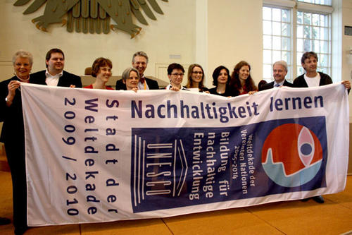 Die beiden Projektorganisatorinnen Annette Piening von der Freien Universität (3. v.r.) und Karola Braun-Wanke (4. v.r.) von der Berliner Energieagentur nahmen die Auszeichnung entgegen.
