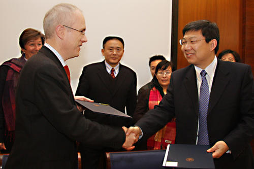 Das Kooperationsabkommen unterzeichneten Prof. Li Qingquan, Executive Vice President (rechts) und Prof. Jochen Schiller, Vizepräsident der Freien Universität Berlin (links)