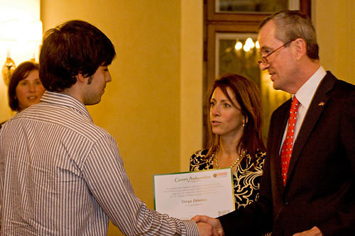 US-Botschafter Philip D. Murphy und seine Frau Tammy übergaben den Teilnehmern die Zeugnisse
