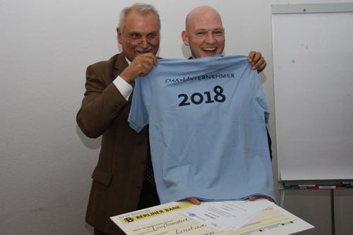 Philip Paar, Mitglied des Siegerteams Laubwerk GmbH, und der Kanzler der Freien Universität, Peter Lange (v.l.).