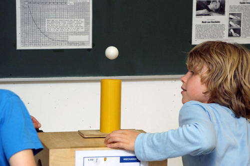 Experiment gelungen: Die Höhe des schwebenden Tischtennisballes hängt von der Stärke des Luftstroms ab, der ihn trägt.