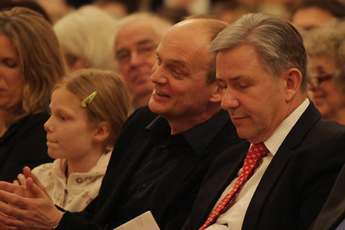 Der Preisträger Thomas Lehr mit seiner Tochter (links) und Klaus Wowereit, Regierender Bürgermeister von Berlin und Vorsitzender des Rates der Stiftung Preußische Seehandlung