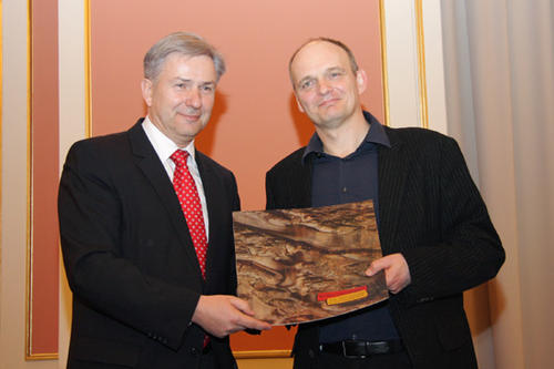 Die Übergabe des Preises: Klaus Wowereit (links) und Thomas Lehr (rechts)