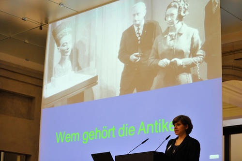 Anna Döge von der Sophie-Scholl-Schule erläutert, wie Nofretete nach Berlin kam und warum bis heute die Frage nicht geklärt werden kann, ob sie nach Berlin oder nach Kairo gehört.