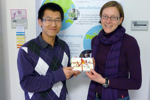 Als Dank für die Teilnahme an der Umfrage zu Distributed Campus erhielt Xiaohui GUO aus der Hand von Karoline von Köckritz einen Berlin-Reiseführer und ein DAAD-Postkartenbuch mit Rezepten von kulinarischen Spezialitäten Deutschlands.