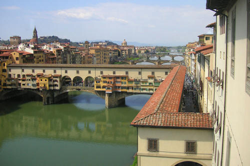 Florenz mit dem Ponte Vecchio ist ein beliebtes Urlaubsziel. Wissenschaftlerinnen und Wissenschaftler aus Italien und Deutschland stehen im engen Austausch.