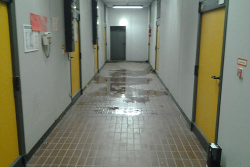 Nach einem Starkregen ist Wasser in die Räume der Materialverwaltung im Untergeschoss der Takustraße 3 eingedrungen.
