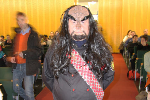 Auch ein finster dreinschauender Klingone besucht die Vorlesung von Captain Zitt.