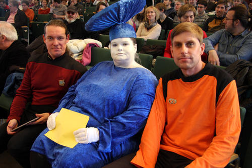 Eine als Star-Wars-Androidin verkleidete Besucherin der Vorlesung trifft hier auf zwei Trekkies.