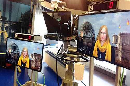 Live aus dem Hauptstadtstudio der ARD – die russische Journalistikstudentin Elena Nikulicheva übt sich als Auslandskorrespondentin.