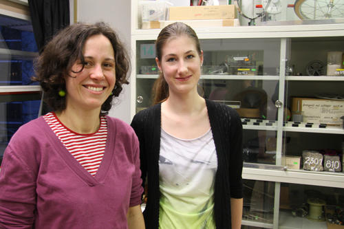 Physikstudentin Viola Zänker (l.) und Schülerin Sarah Schulze trafen sich zum MINToring im Physiklabor.