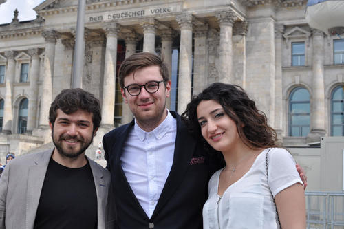 (V.l.n.r.): Melih Boyaci, Wirtschafts- und Soziologiestudent an der Istanbuler Bahçeşehir-Universität, Geschichtsstudent Felix Fuhg (Freie Universität Berlin) und Hidayet Avar, Soziologiestudentin an der Bahçeşehir-Universität