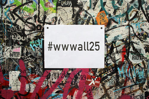 Im Blog wwwall25.tumblr.com werden Fragen um die Themen Mauerfall und Internet von Experten, Zeitzeugen, Passanten und Medienschaffenden diskutiert. Das offizielle Hashtag der Aktion lautet #wwwall25.