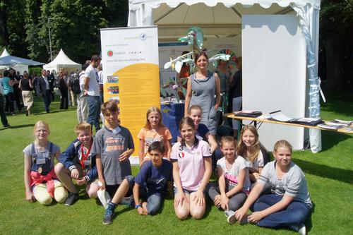 Lebensraum Baum: Grundschülerinnen und -schüler präsentierten einen Baum aus Recyclingmaterialien, den sie im Rahmen der SchülerUni im Frühjahr an der Freien Universität gestaltet haben. Hinten: Organisatorin Karola Braun-Wanke.