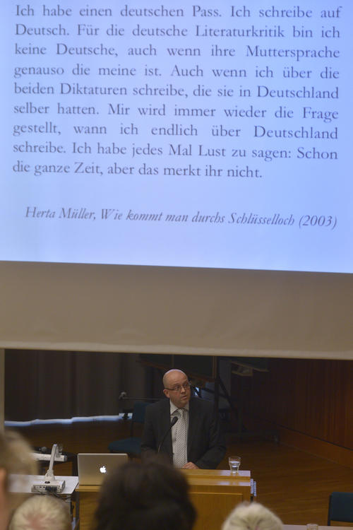 Jürgen Brokoff forscht und lehrt zu Krieg und Kriegsverbrechen in der Literatur. In seiner Antrittsvorlesung zitierte er aus Herta Müllers Roman „Atemschaukel“.
