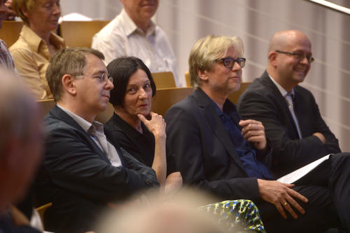 Literaturwissenschaftsprofessor Jürgen Brokoff (r.) hatte zu seiner Antrittsvorlesung Herta Müller eingeladen. Links neben ihr ihr Mann Harry Merkle, rechts der Niederlandist Jan Konst.