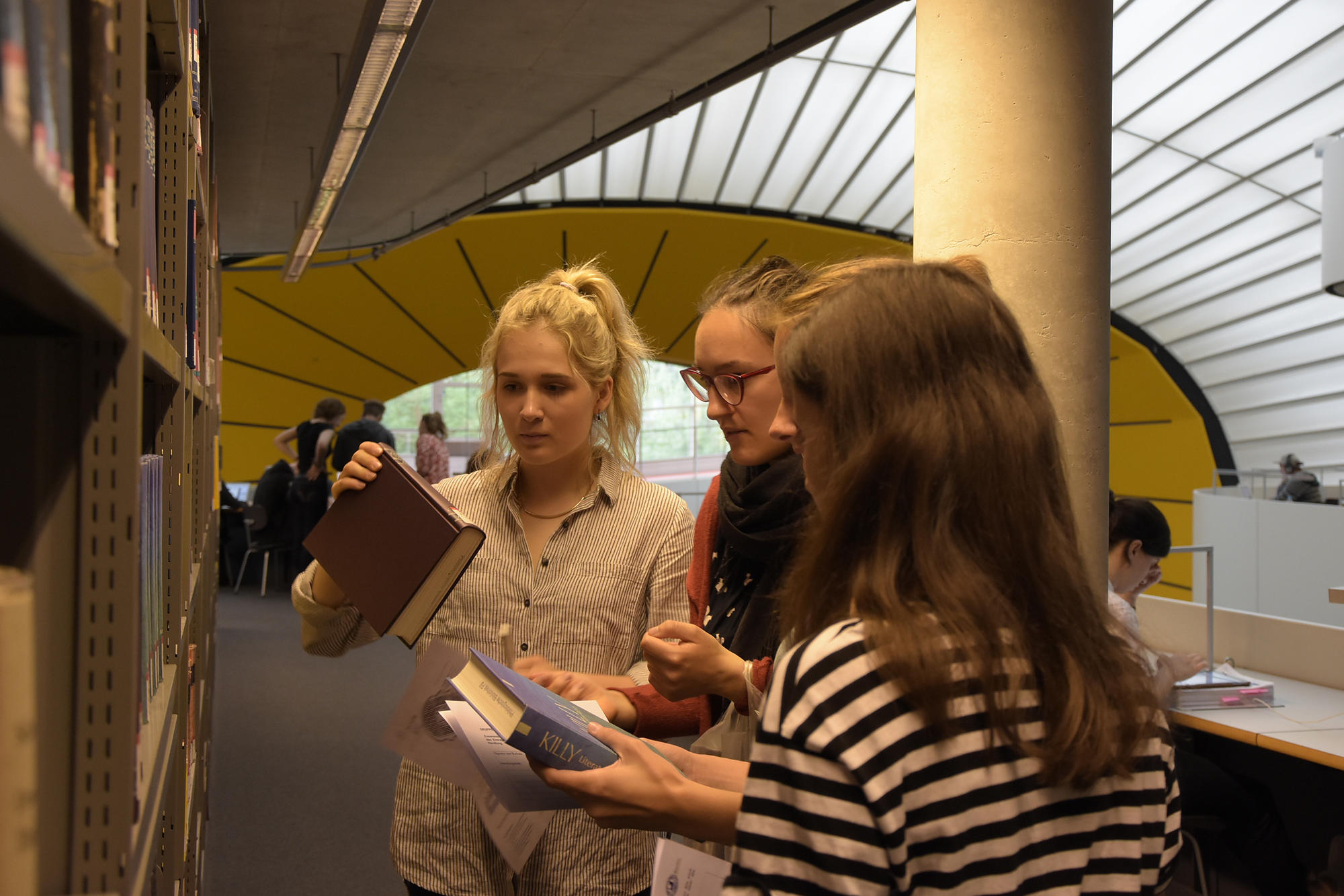 Wie findet man in einer wissenschafltichen Bibliothek ein bestimmtes Buch? Die Schülerinnen übten in der Philologischen Bibliothek, was sie als Studentinnen wissen müssen.