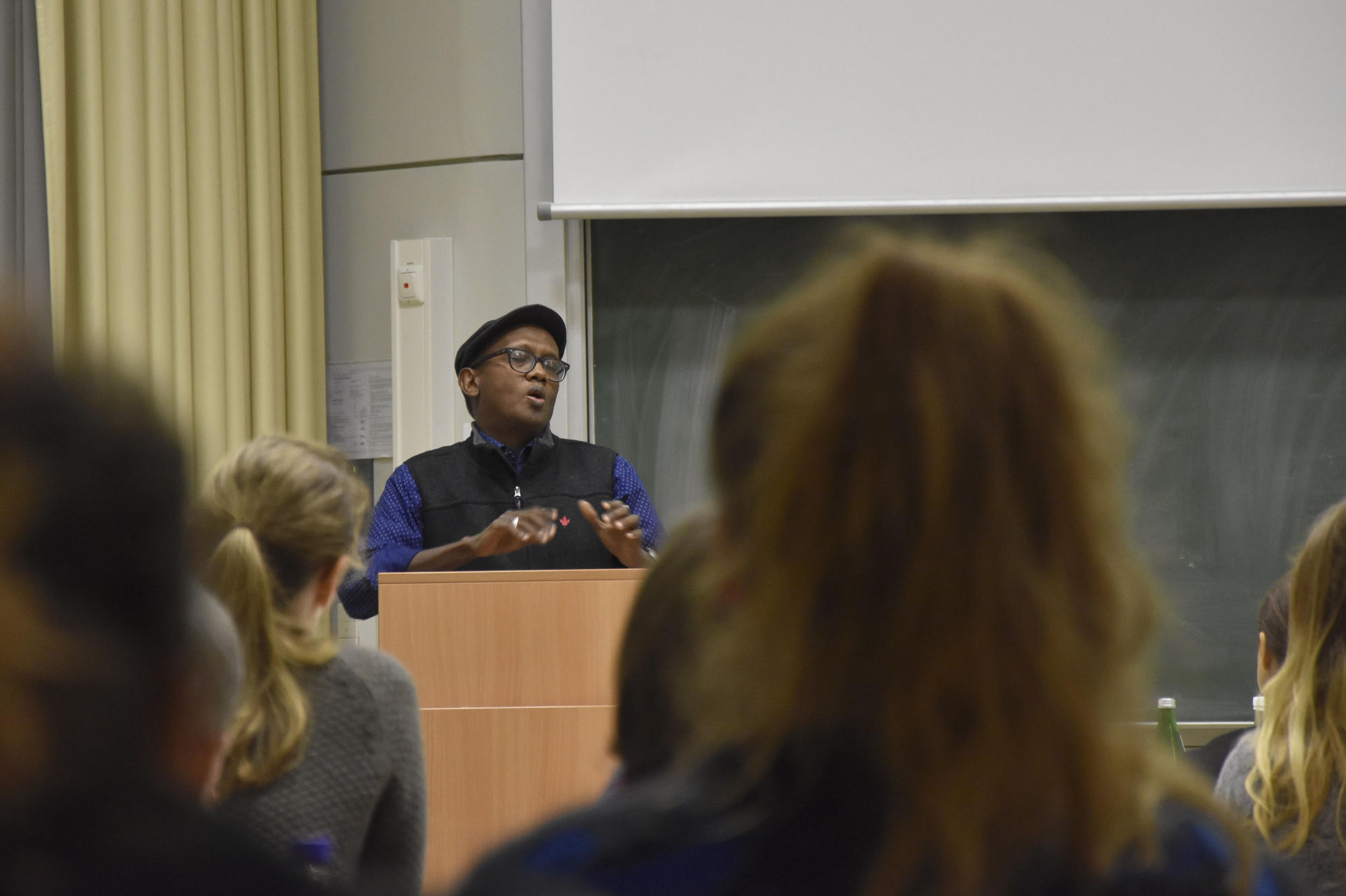 „Afrofuturisme. Quêtes et constellations" ist der Titel des Seminars, das Abdourahman Waberi im laufenden Wintersemester anbietet. Das Bild zeigt ihn bei seiner Antrittsvorlesung an der Freien Universität Berlin.