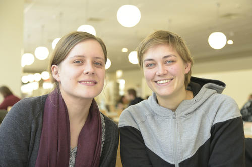Lena Nahrwold (links) und Katharina Epstude haben das wissenschaftliche Seminar, aus dem schließlich das Buch entstanden ist, initiiert.