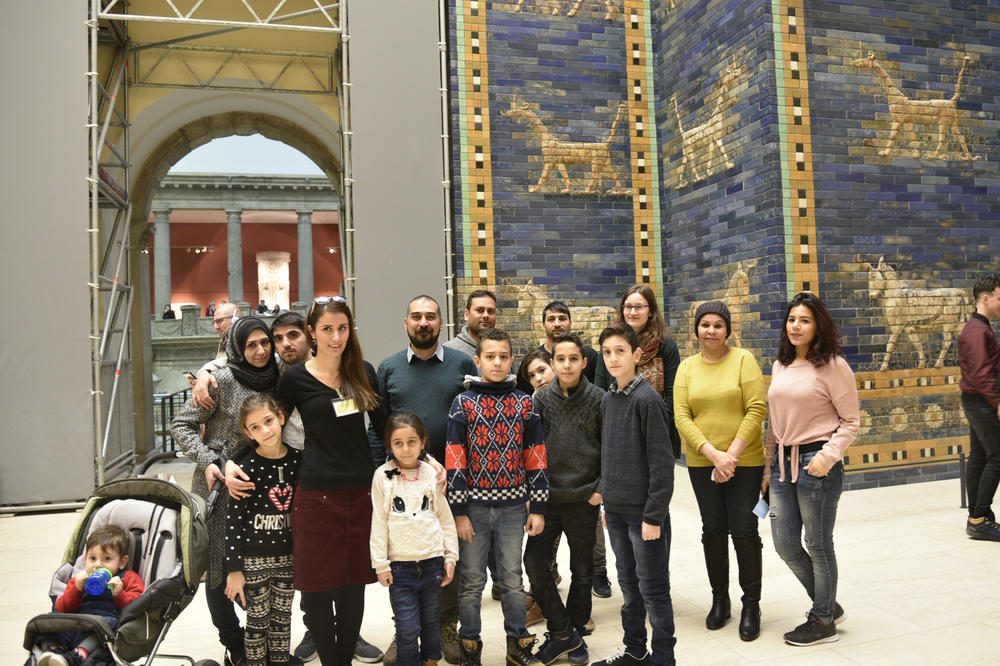 Im Pergamonmuseum finden sich jeden Samstag Geflüchtete ein, um an einer der „Multaka“-Führungen teilzunehmen. Guide Salama Kassem bietet ihre Tour durch das Museum für Islamische Kunst in vier Sprachen an: Arabisch, Kurdisch, Englisch und Deutsch.