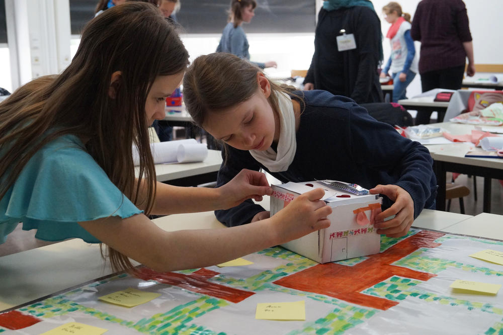 Mathematik mal anders: Annalena und Magdalena haben beim Girls' Day den „Architektinnen“-Workshop gewonnen.
