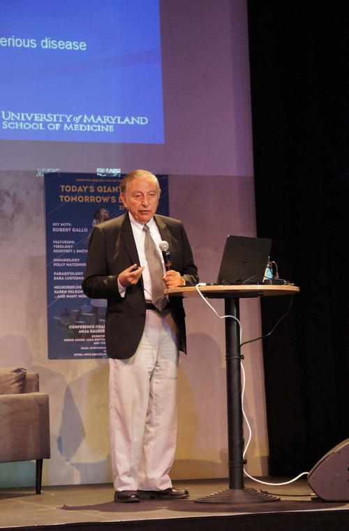 Der prominenteste Gastredner des Symposiums war Dr. Robert Gallo, einer der Entdecker des HI-Virus.