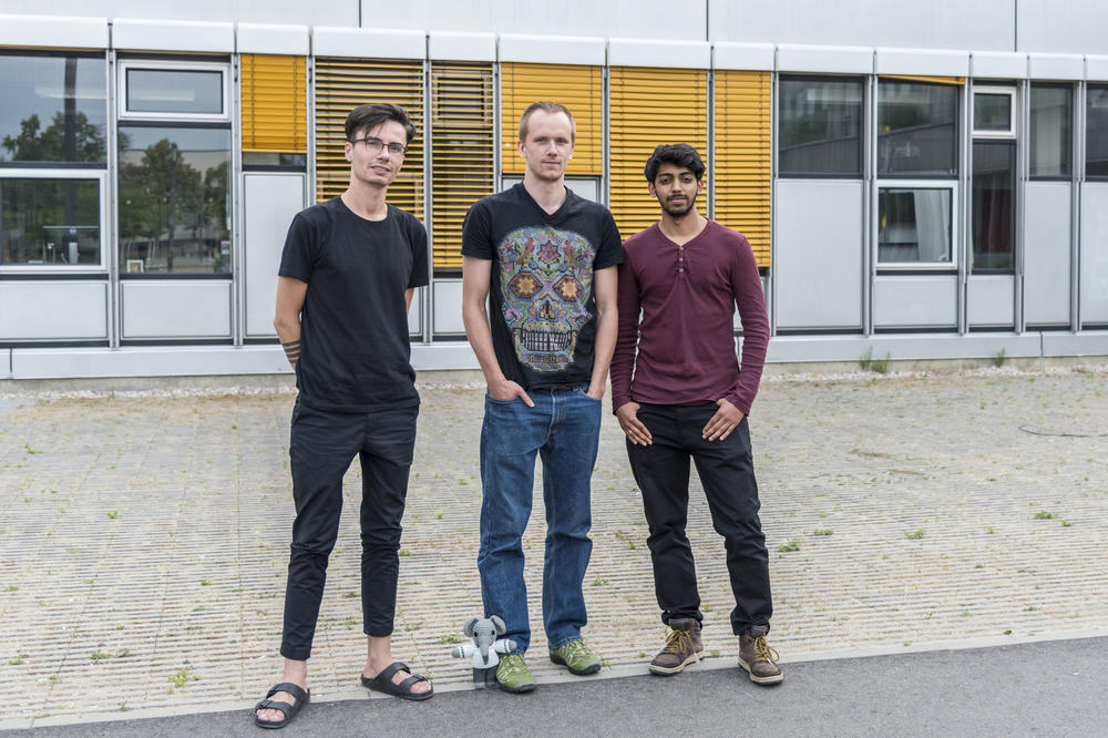 Erfinder-Trio mit Maskottchen (v. l. n. r.): die Informatikstudenten Peter Sörries, Jan Batelka undThushan Satkunanathan von der Freien Universität.