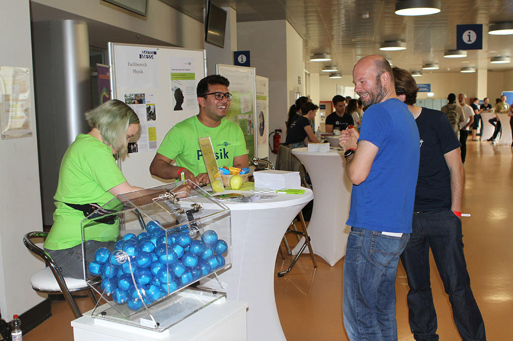 In den blauen Bällen am Stand des Fachbereichs Physik steckten Masterarbeitsthemen und Beschreibungen von Forschungsprojekten.