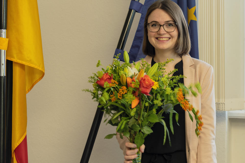 Juristin Inga Schumacher freut sich über inzwischen zwei Abschlüsse: den Bachelor of Laws und das Erste Staatsexamen.