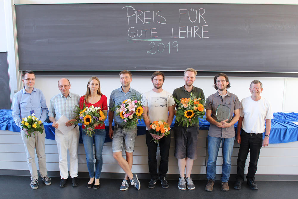 Mit dem „Preis für gute Lehre“ ausgezeichnet (v.l.n.r.): Dr. Christian Zoschke, Dr. Reinhold Zimmer, Dr. Jelena Wiecko, Dr. Günther Thiele, Tom Haltenhof, Sebastian Fischer, Prof. Dr. Julien Bachelier, Prof. Dr. Rupert Mutzel