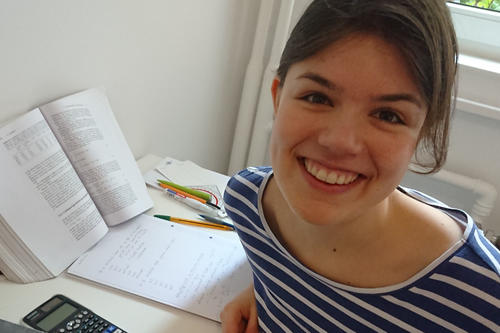 Das Sommersemester – kein ruhiger Fluss, ein endloser Strom an Videos: Physikstudentin Hélène Colinet an ihrem Schreibtisch.