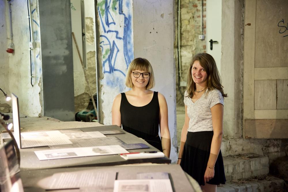 Public-History-Studentinnen Karolína Bukovská (links) und Luise Fakler im Innern des Prüfturms.