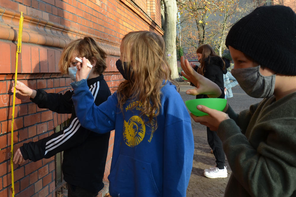 Schülerinnen und Schüler der Nürtingen Grundschule arbeiten an einem Modellversuch zur Verteilung von Atmungströpfchen. (Szene wurde von den Kindern nach Beendigung des Moduls nachgestellt)