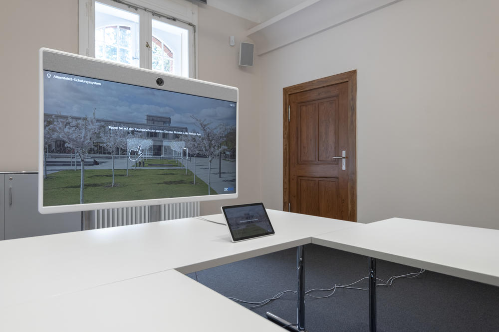 Videokonferenzanlagen und digitale Whiteboards fördern die Interaktivität.