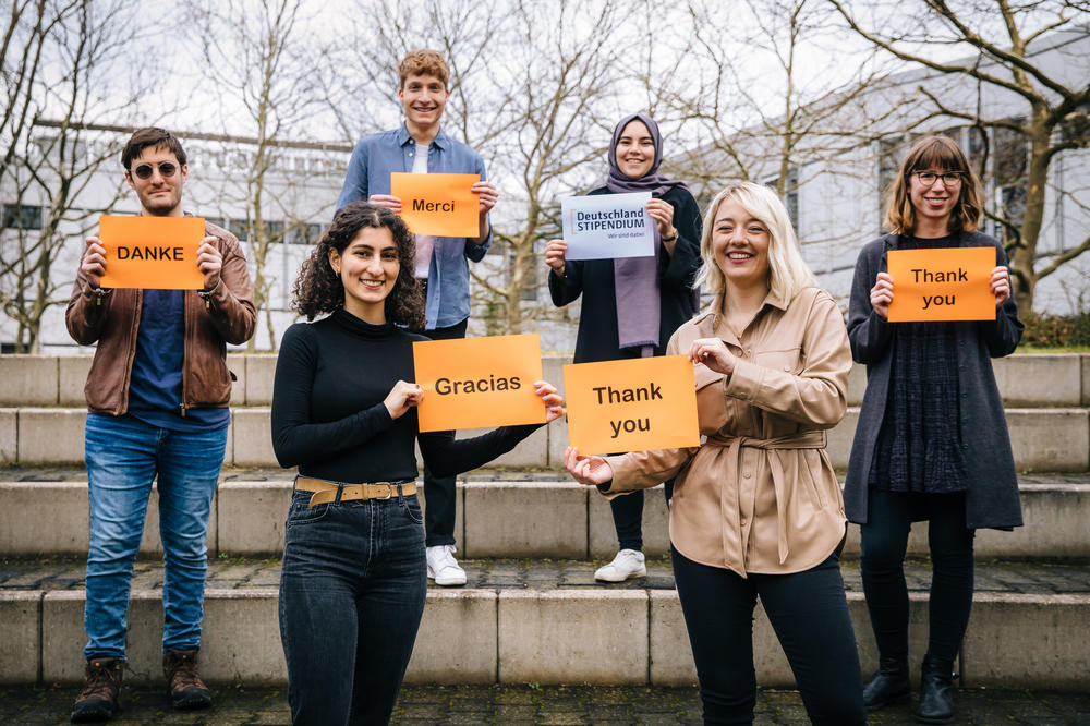Stipendiat*innen des Deutschlandstipendiums bedanken sich für die Unterstützung. In der ersten Reihe (v.l.n.r.): Lara Shaker und Chiara Schreiber. In den zwei hinteren Reihen: Ariel Miller Salazar, Johannes Strehle, Sena Çalışkan und Deitra Myers.