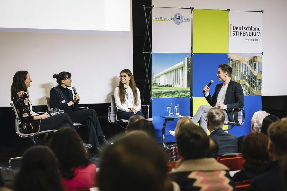 Die Studentinnen und Stipendiatinnen Andreja Pazanin, Sarah Brühl und Dana Wehner sprachen mit Simon Schütz (v. l. n. r.) darüber, was das Deutschlandstipendium für ihr Studium bedeutet.