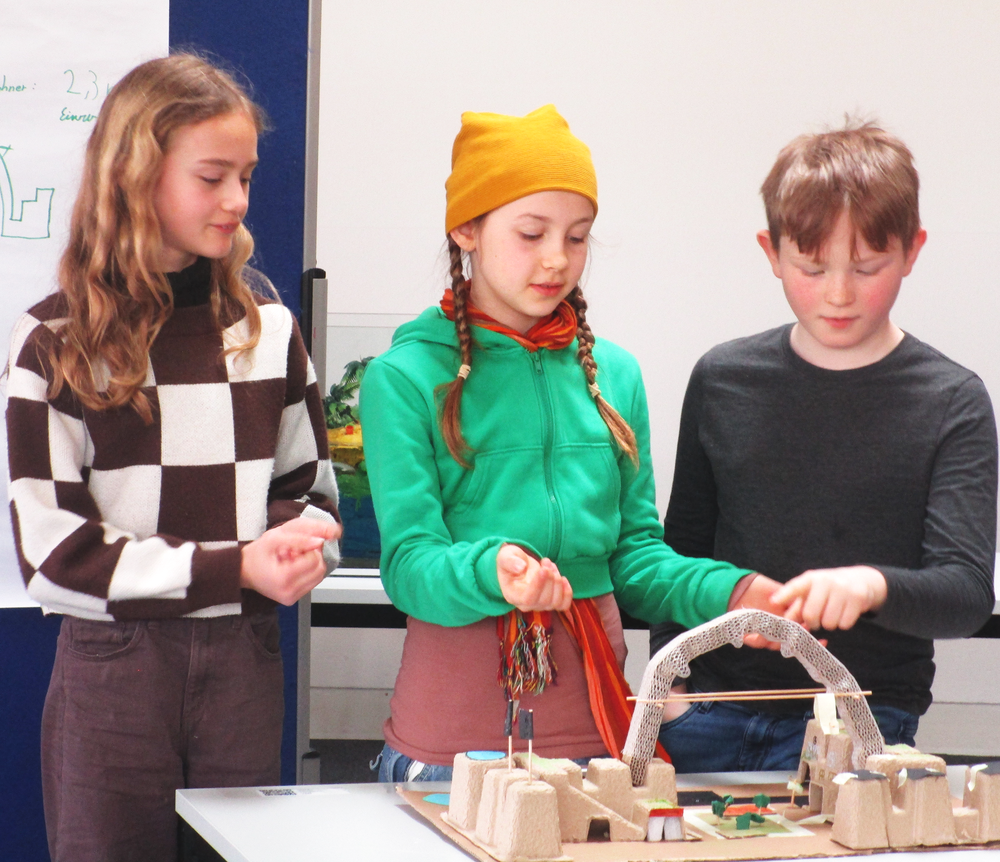 Stadt der Zukunft: Schülerinnen und Schüler der 5. und 6. Klassen konnten aus einer Vielzahl von Angeboten wählen, darunter Zukunftswerkstätten, Experimentier-Workshops und Rollenspiele.