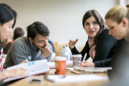 Ob in studentischen Tutorien oder als Forschungsgruppe: Mit den Lehrveranstaltungen der Berlin University Alliance können Studierende früh im Studium Forschungserfahrung sammeln. Weitere einrichtungsübergreifende Angebote sollen folgen.