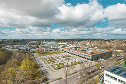 Eine Gemeinschaftsaufgabe der gesamten Universität: das Projekt FUtureIT. Das Bild zeigt den Dahlemer Campus, im Vordergrund rechts die Zedat, in der Mitte die Holz-, Rost- und Silberlaube mit der Kuppel der Philologischen Bibliothek.