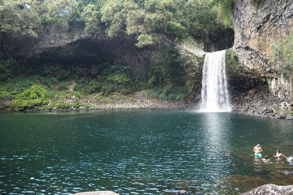 Auf der bergigen Insel gibt es vor allem in der Regenzeit zahlreiche Wasserfälle.